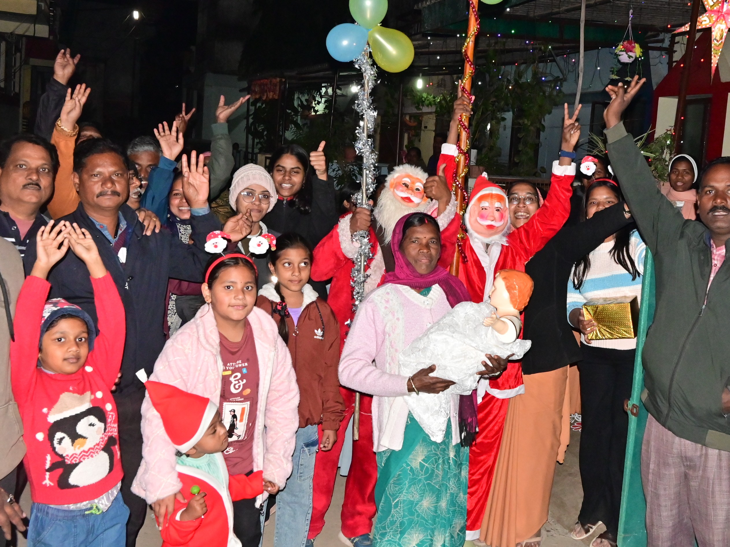 लोगों ने घरों में कैरोल गीत गाए गए।