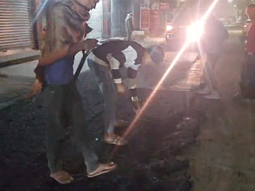 अधिकाऱ्यांचे म्हणणे आहे की रात्री रोलरमध्ये बिघाड झाल्यामुळे डांबर सेट झाले नव्हते.