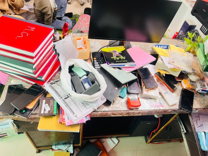 कॉल सेंटर से मिले मोबाइल फोन जिनसे लड़कियां कॉल करती थीं।