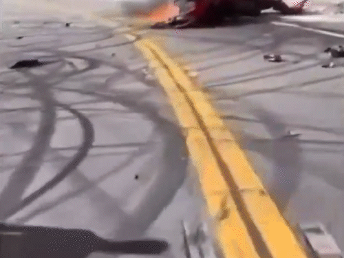 दीवार से टकराकर कार के परखच्चे उड़ गए।