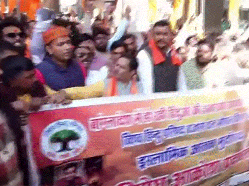 भोपाल में विश्व हिंदू परिषद और बजरंग दल के कार्यकर्ताओं ने मार्च निकाला।