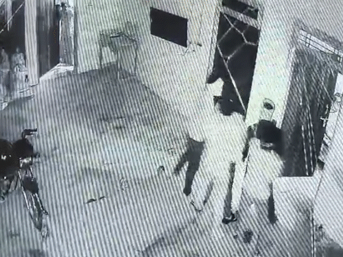 इसी दौरान उन्हें एक कमरे से पूनम झांकती नजर आई तो उसे बाल पकड़कर घसीट कर ले जाने की कोशिश की।