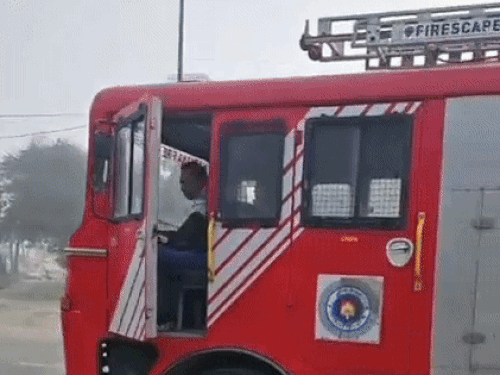 सूचना के बाद मौके पर पहुंची दमकल विभाग की टीम।