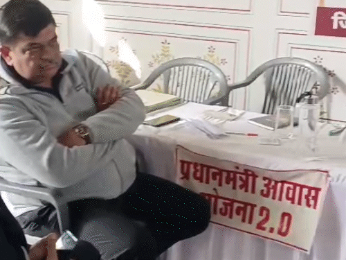 प्रभारी मंत्री संजय शर्मा के बगल में प्रिंटर रखा होने के बावजूद उनको सेवा शिविर के कार्यों का प्रिंटआउट लेने के लिए 10 मिनट तक इंतजार करना पड़ा।