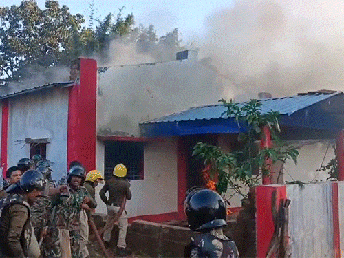 भीड़ को रोकने पुलिस को लाठीचार्ज करना पड़ा था। इस दौरान पत्थरबाजी में पुलिसकर्मी भी घायल हुए थे।