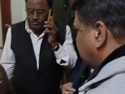 महिला अन्नू देवी ने मंत्री को बताया कि वह एक महीने से लगातार अवैध निर्माण की शिकायत कर रही है, लेकिन नगर परिषद प्रशासन कोई सुनवाई नहीं कर रहा।