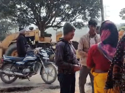 स्थानीय लोगों में आक्रोश है। आरोपियों की गिरफ्तारी और सख्त कार्रवाई की मांग कर रहे हैं।