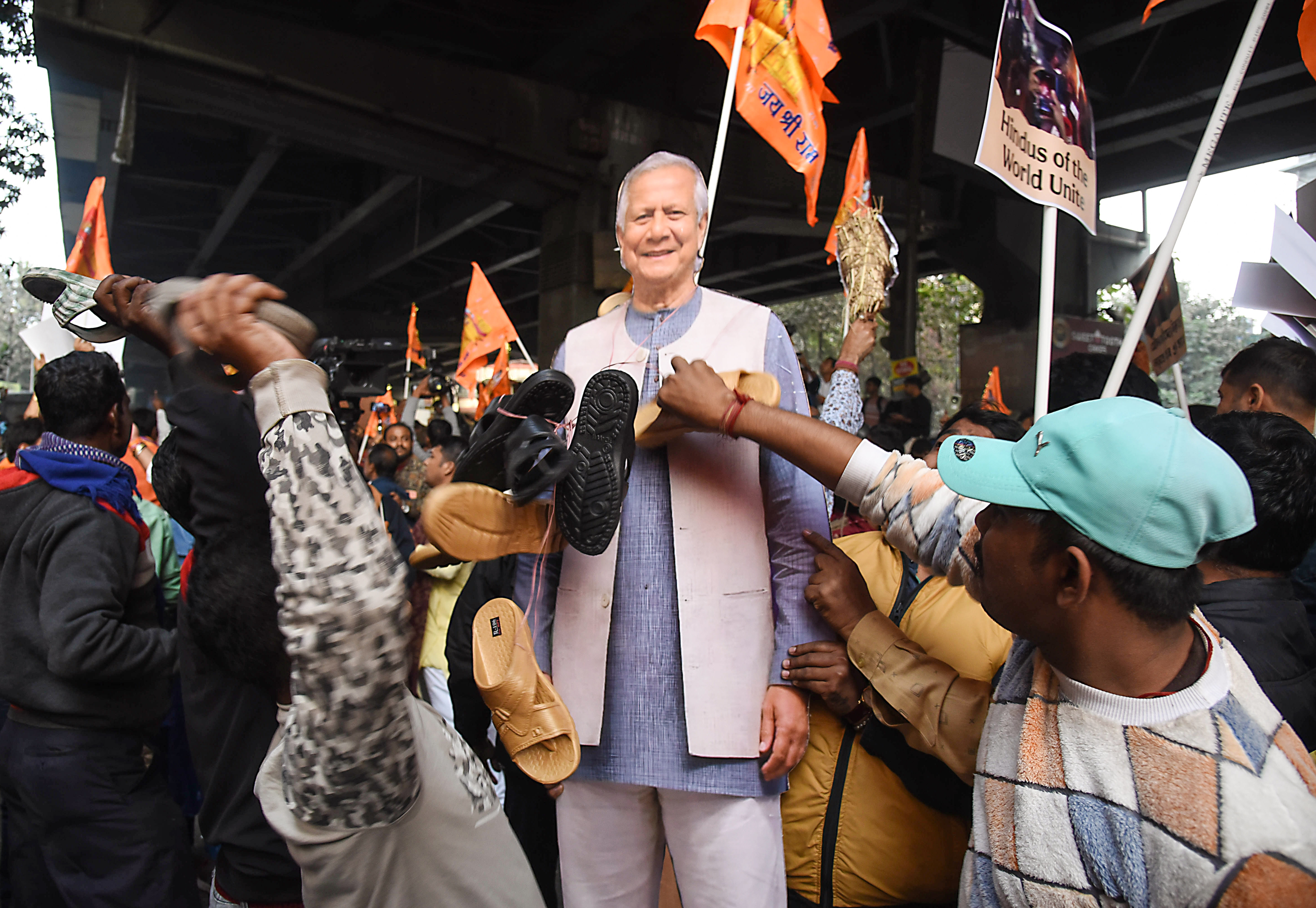 कोलकाता में मंगलवार को बांग्लादेश के सरकार प्रमुख मुहम्मद यूनुस के खिलाफ विरोध प्रदर्शन की एक झलक।