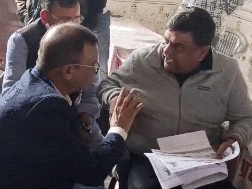 प्रभारी मंत्री संजय शर्मा गुस्सा हो गए और कागज टेबल पर फेंकते हुए जिला कलेक्टर को कहा कि इन चोरों को प्रोटेक्शन देने की जरूरत नहीं है।