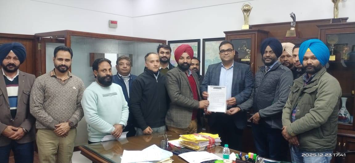 ज्वाइंट एक्शन कमेटी के सदस्य मांगपत्र देते हुए।