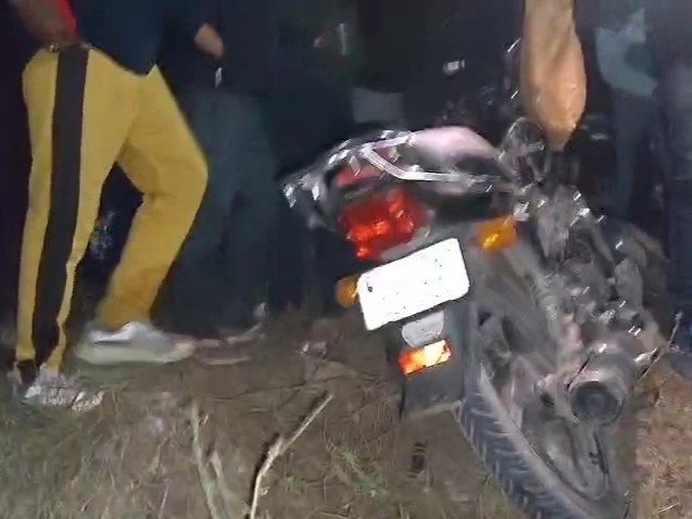 दुर्घटनाग्रस्त वाहन को पुलिस ने जब्त किया।