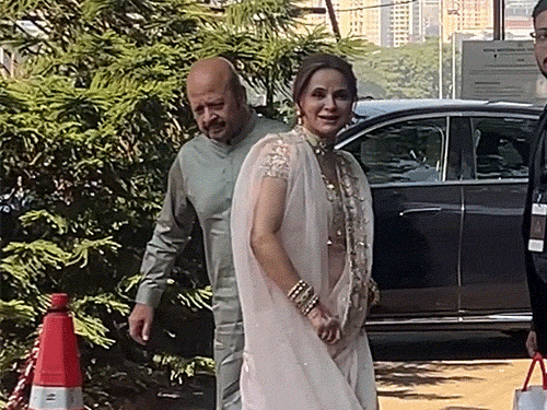 সঙ্গীত সুরকার রাজেশ রোশন এবং তার স্ত্রী পাপারাজ্জিদের সাথে কথা বলছেন।