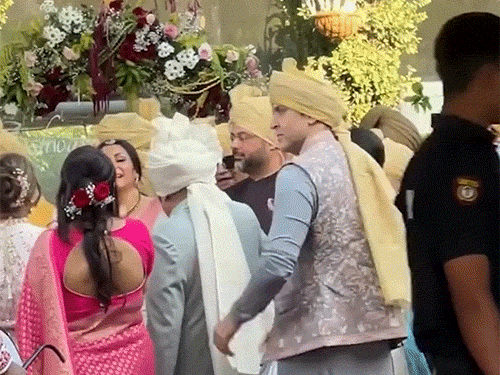 বিয়ের মিছিলে পরিবারের সঙ্গে নাচছেন হৃতিক।