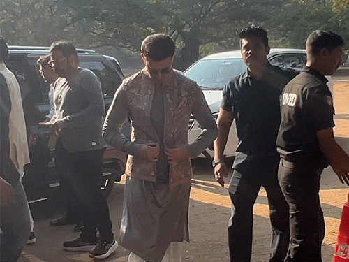 ঐতিহ্যবাহী পোশাকে বেশ সুদর্শন লাগছিল হৃতিককে।