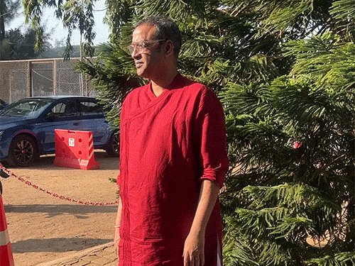 বিয়েতে উপস্থিত ছিলেন চলচ্চিত্র প্রযোজক মধু মানতেনা।