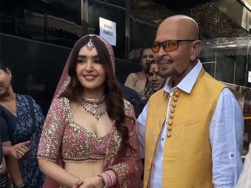 কনে ঐশ্বরিয়া সিংয়ের সঙ্গে পোজ দিচ্ছেন রাকেশ রোশন।