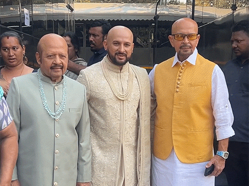 ছেলে ইশান ও ভাই রাকেশ রোশনের সঙ্গে পোজ দিচ্ছেন রাজেশ রোশন।