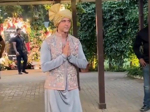 ऋतिक ने वेन्यू पर मौजूद मीडिया का हाथ जोड़कर अभिवादन किया।