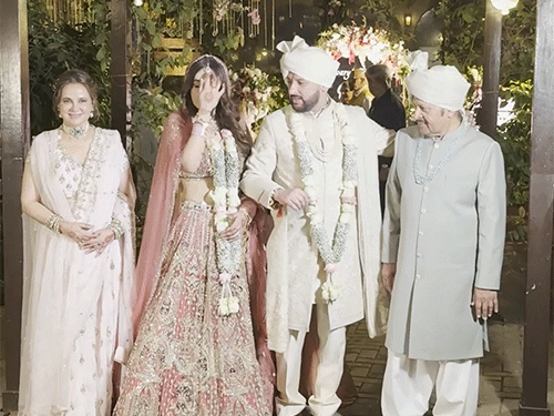 ईशान और ऐश्वर्या शादी के बाद मीडिया के लिए पोज देते हुए।