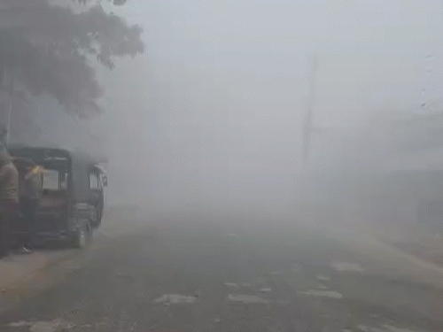 तस्वीर पेंड्रा इलाके की है जहां मंगलवार सुबह घनी धुंध छाई रही।