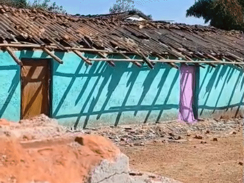 आदिवासी-ईसाई समुदाय के बीच झड़प में घर में तोड़फोड़ के बाद टूटी हुई दीवार।