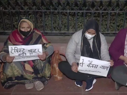 Unnao BJP Leader Kuldeep Sengar Rape Case Update | Delhi High Court | UP का उन्नाव  रेप केस-पूर्व BJP विधायक सेंगर को जमानत: दिल्ली में मां के साथ पीड़िता धरने  पर बैठी,