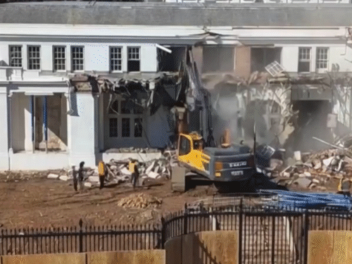 ट्रम्प ने व्हाइट हाउस के ईस्ट विंग के कुछ हिस्सों को तुड़वा दिया है। यहां नया बॉलरूम बनेगा। इस बॉलरूम में 999 लोग बैठ सकेंगे।