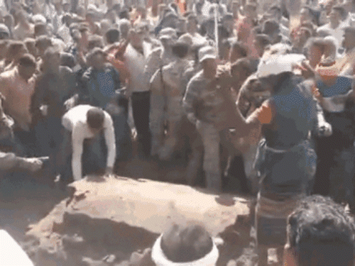 धर्मांतरित व्यक्ति का गांव में शव दफनाने को लेकर आदिवासी समाज ने विरोध किया था।