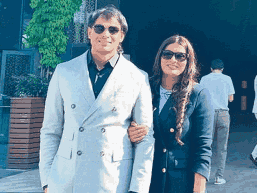 शादी के बाद नीरज चोपड़ा की पत्नी हिमानी मोर के साथ ये तस्वीरें सामने आई थीं। दोनों विम्बलडन चैंपियनशिप में मैच देखने गए थे।