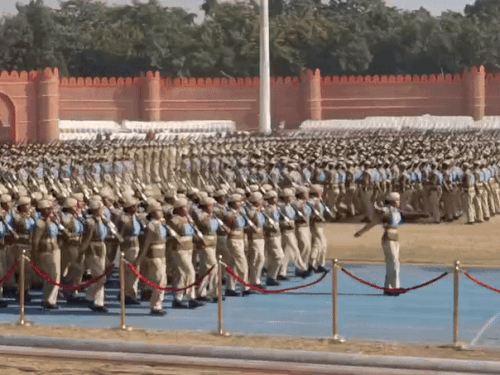 पासिंग आउट परेड की तैयारी करते पुलिस के जवान।
