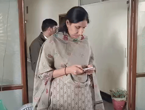 प्रभारी मंत्री से फटकार के बाद एक्सईएन प्रतिभा चौधरी साइड में खड़ी होकर मोबाइल में फेरोकवर और स्ट्रीट लाइट संबंधी सॉफ्ट कॉपी ढूंढने लगी।