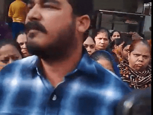 भार्गव कैंप के पास हंगामा। - Dainik Bhaskar