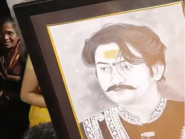 मुंबई में कथा के दौरान धीरेंद्र शास्त्री की मूंछों वाली फोटो लेकर पहुंचा भक्त।