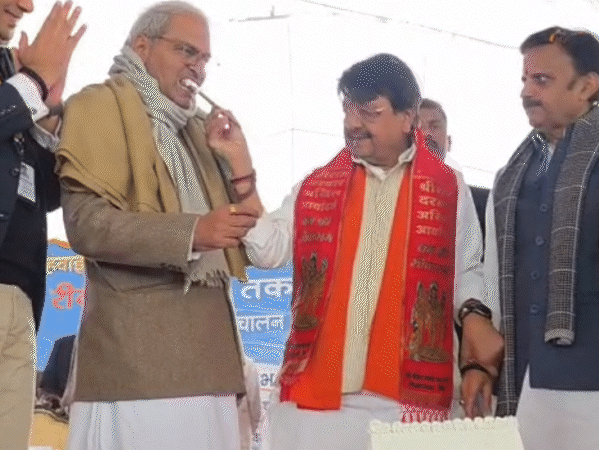 एक ही चम्मच से सबको केक खिला रहे थे मंत्री विजयवर्गीय, डिप्टी सीएम ने टोका।