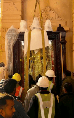 भगवान श्रीराम की भव्य प्रतिमा मंगलवार की शाम को 3:30 बजे पहुंची। परिसर में आज इसे खोला गया।