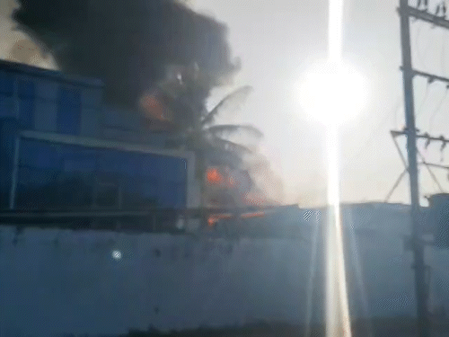 मित्तल फर्नीचर फैक्ट्री में रखे तारपीन तेल के टैंकर में अचानक भीषण आग लग गई।