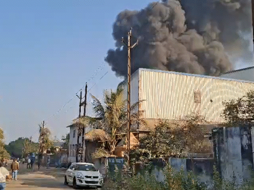 आग की तेज लपटें और काले धुएं का गुबार दूर-दूर तक दिखाई दे रहा।