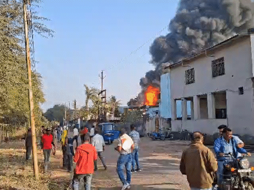 एहतियातन फैक्ट्री परिसर को खाली कराया गया और आसपास के इलाके को भी सतर्क कर दिया गया।