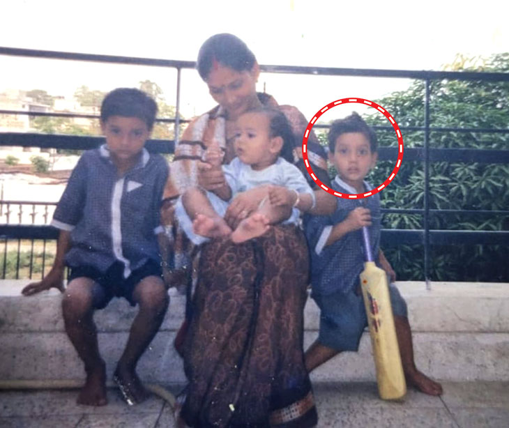 यह रवि ने बचपन में बैट के साथ फोटो खिंचवाई। इसके बाद से ही उन्हें क्रिकेट खेलना अच्छा लगने लगा।