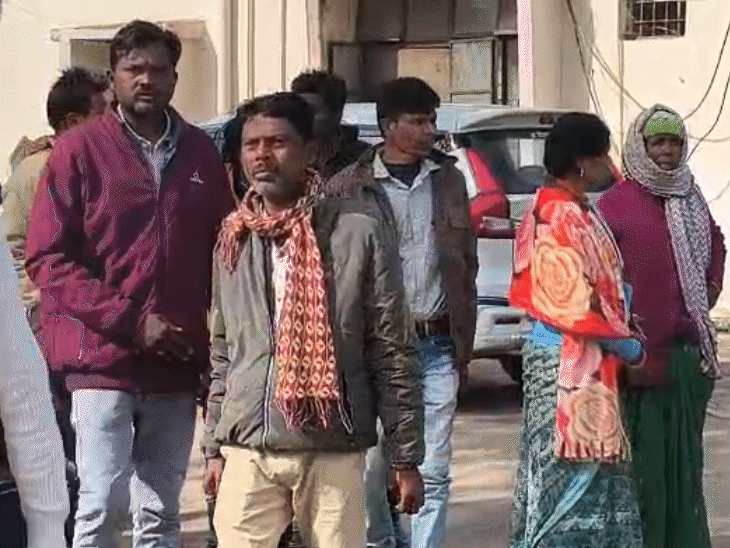 अस्पताल के बाहर मृतक के परिजन।