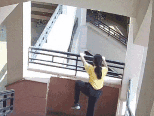 ये हादसे वाले दिन 1 नवंबर को सीसीटीवी का फुटेज है, जिसमें अमायरा कूदती नजर आ रही है।