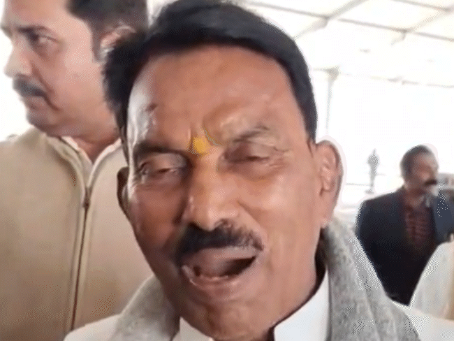 प्रभारी मंत्री तुलसीराम सिलावट का कहना है कि सभी सड़कों को दुरुस्त किया जाएगा।