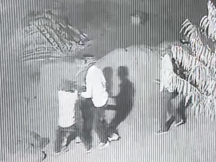 अजय के पिता जब रोकने के लिए आए तो बदमाशों ने उन्हें पकड़ लिया और पिस्टल तान दी।