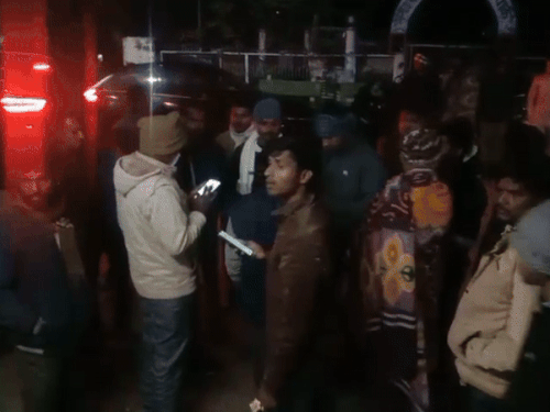 देर रात हादसे के बाद अस्पताल पहुंचे परिजन।