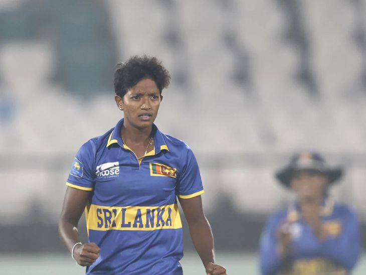 विकेट की खुशी मनातीं श्रीलंका की कविषा दिलहारी।
