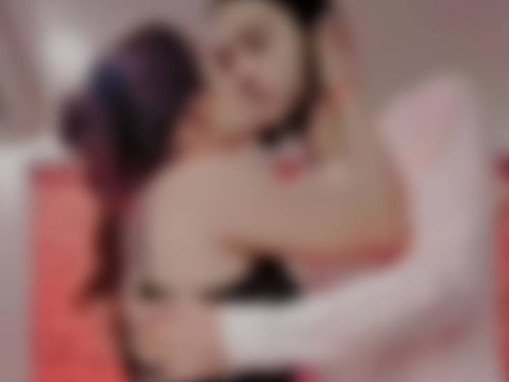 कथित महंत की महिलाओं के साथ अश्लील तस्वीरें सामने आ चुकी हैं।