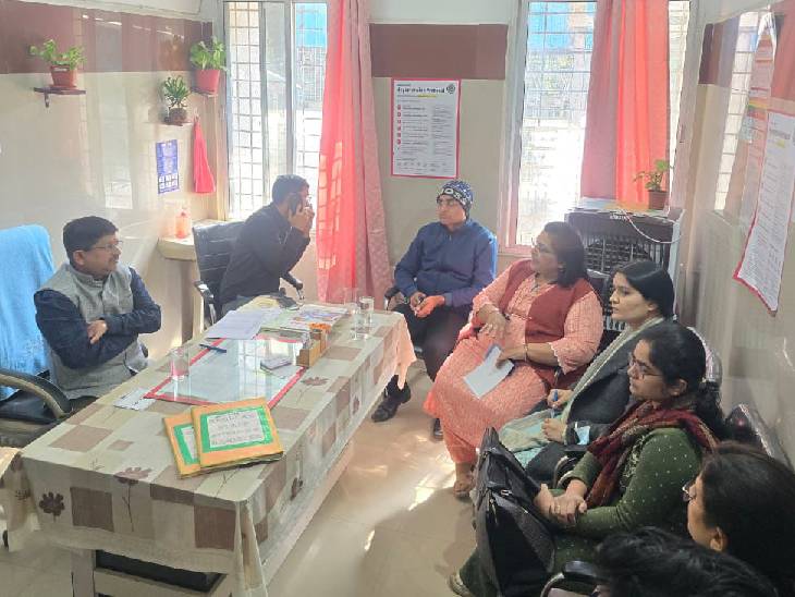 CMHO डॉ. शर्मा ने कहा कि स्टाफ की समय पर उपस्थिति अनिवार्य है।