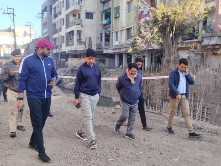 रोड का निरीक्षण करते नगर निगम आयुक्त, अपर आयुक्त व अन्य निगम अधिकारी।