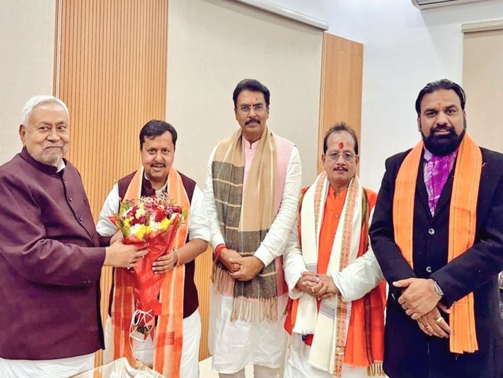 नितिन नबीन ने मुख्यमंत्री नीतीश कुमार से मुलाकात की। उनके साथ संजय सरावगी, विजय कुमार सिन्हा और सम्राट चौधरी मौजूद थे।