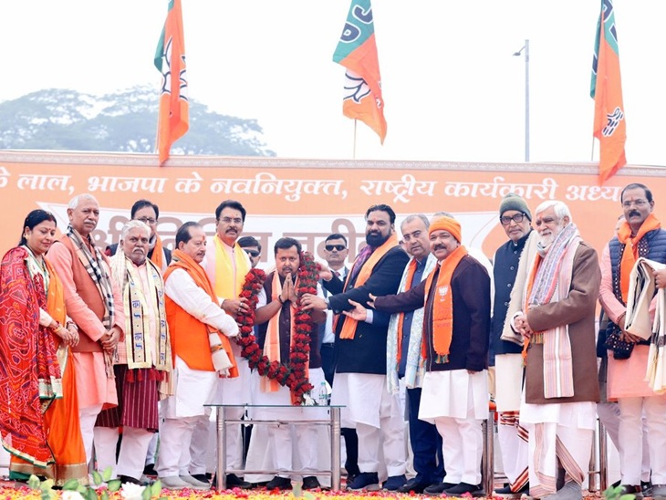 मिलर हाई स्कूल के ग्राउंड में बने मंच पर बीजेपी के राष्ट्रीय कार्यकारी अध्यक्ष नितिन नबीन का भाजपा नेताओं ने यूं स्वागत किया।